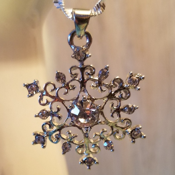 LAST ONE!White topaz & sterling snowflake necklace - Picture 5 of 7